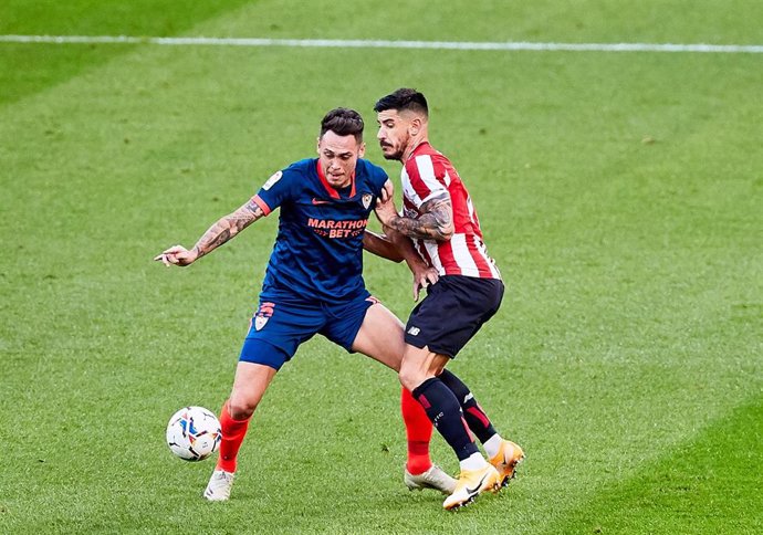 Lucas Ocampos protege el balón ante Yuri en el Athletic-Sevilla de LaLiga Santander 2020-2021