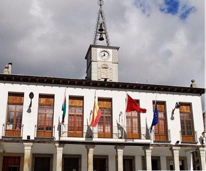 Fachada del Ayuntamiento de Mirafloes de la Sierra