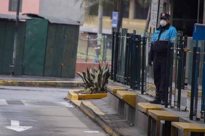 Un agente de la Policía de Ecuador durante la cuarentena decretada en el país durante el pasado mes de marzo, en pleno estallido de la pandemia de coronavirus.