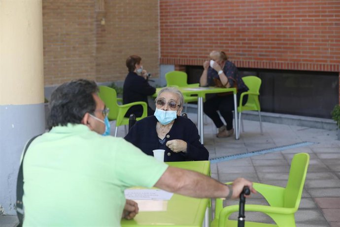 Un familiar charla con una residente durante el primer día de visitas en la Residencia Centro Casaverde Navalcarnero