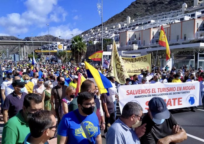 La ciudadanía reivindica en la calle la recuperación de las zonas turísticas en Mogán (Gran Canaria)