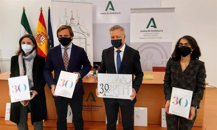 El delegado del Gobierno andaluz, Antonio Repullo, entre el director del IAPH, Juan José Primo Jurado, y la delegada territorial de Fomento, Infraestructuras, Ordenación del Territorio, Cultura y Patrimonio Histórico, Cristina Casanueva (izda.)