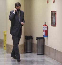 El secretario de Estado para la Unión Europea, Juan González-Barba Pera, habla por teléfono antes de la Comisión Mixta para la Unión Europea en el Congreso de los Diputados, en Madrid (España), a 26 de noviembre de 2020. En dicha comisión González-Barba