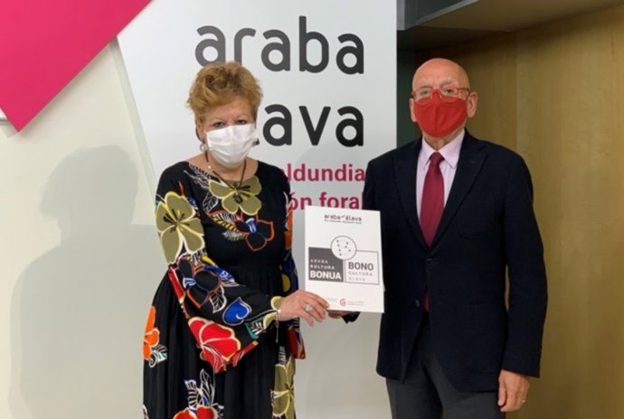 La diputada foral de Cultura y Deporte, Ana del Val, y el presidente de la Cámara de Comercio, Industria y Servicios de Álava, Gregorio Rojo, han firmado este viernes el convenio de colaboración para ejecutar este programa