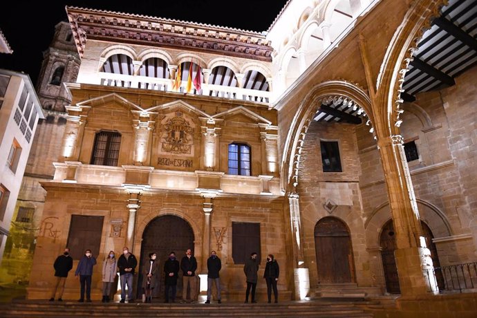 Las fachadas del Ayuntamiento y la Lonja de Alcañiz estrenan iluminación monumental