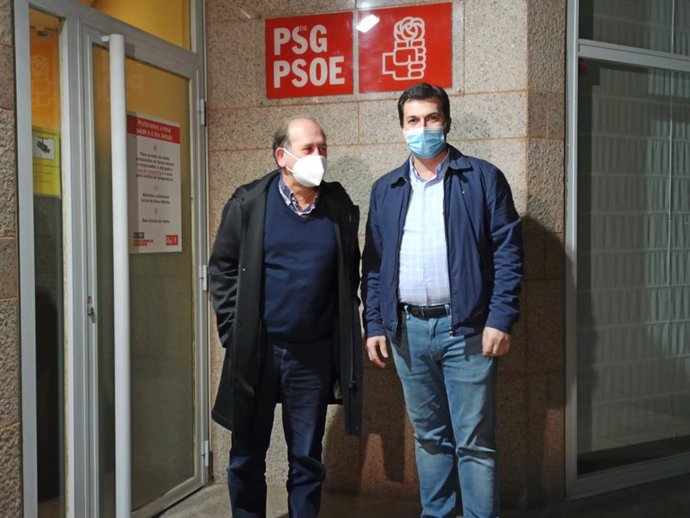 El presidente del PSdeG, Xoaquín Fernández Leiceaga, junto al secretario xeral del partido, Gonzalo Caballero, en la sede en Santiago de Compostela