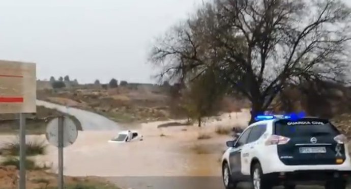 Vehículo atrapado por las lluvias entre las aldeas de Los Ruices y Casas de Eufemia