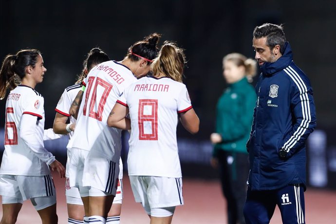 Jorge Vilda, head coach of Spain, talks to the players during UEFA Women Eurocup football match played between Spain and Moldova at Ciudad del Futbol on november 27, 2020, in Las Rozas, Madrid, Spain