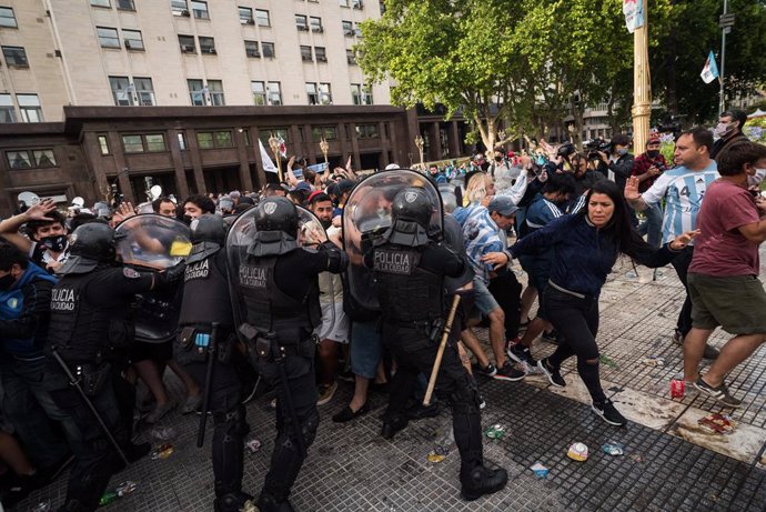 26 November 2020, Argentina, Buenos Aires: Police officers clash with the crowd as people try to enter the government palace Casa Rosada during the wake of Argentinian football legend Diego Maradona. Photo: Alejo Manuel Avila/Le Pictorium Agency via ZUM