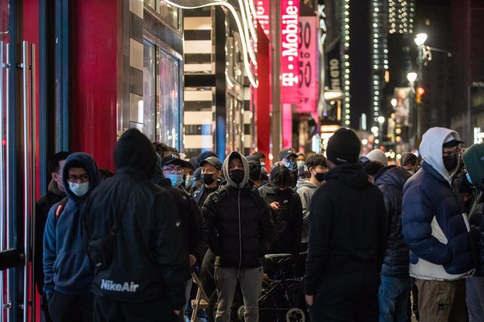 Un grupo de personas espera frente a una tienda en Nueva York a la apertura del 'Black Friday'