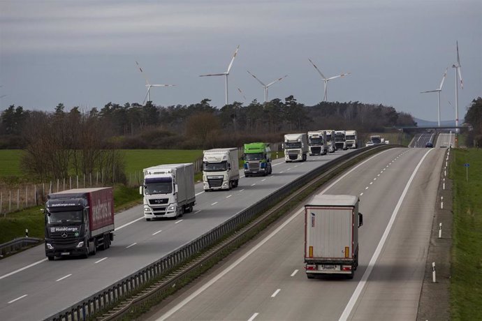 Una fila de camiones circula por la carretera en Alemania en una imagen de archivo.