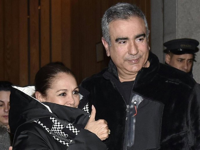 ISABEL PANTOJA LUCE SONRISA EN LA CAPITAL JUNTO A SU HERMANO AGUSTÍN