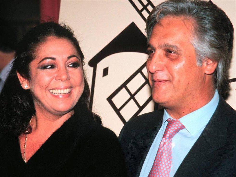 ISABEL PANTOJA ACUDIO AL RASTRILLO DE NUEVO FUTURO DE MADRID Y SE DEJÓ FOTOGRAFIAR JUNTO A SU PRIMO CHIQUETETE
