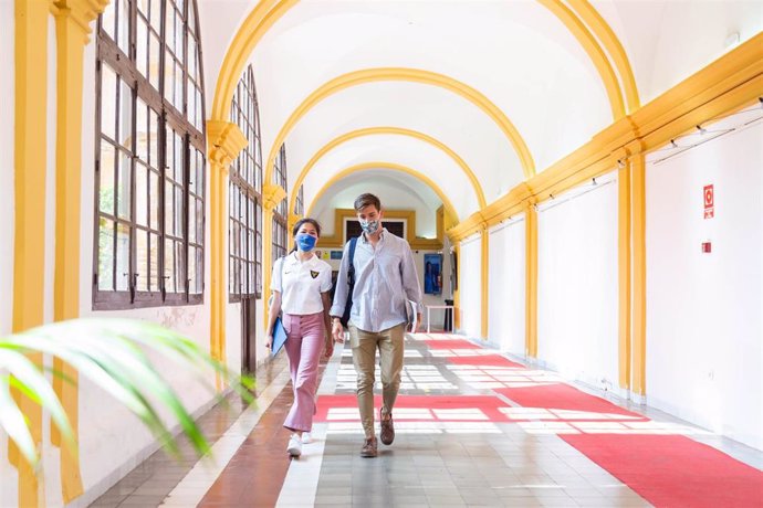 Alumnos en el campus de los Jerónimos