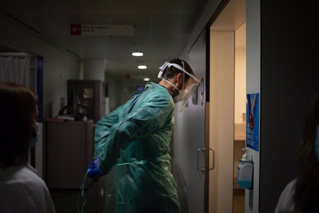 Un médico entra en una habitación de la UCI del Hospital Sant Pau de Barcelona