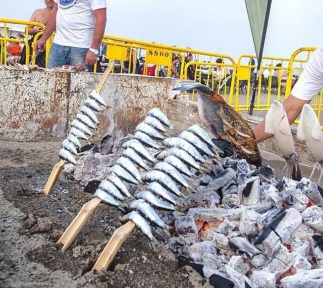 Espetos turismo málaga comida pescaíto típico ensartadas playa