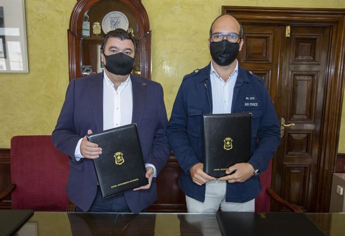 El alcalde de Huelva, Gabriel Cruz, y el presidente del Club Deportivo Baloncesto La Luz, Ismael Rodríguez.