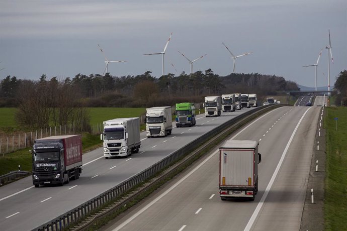 Una fila de camions circula per la carretera a Alemanya en una imatge d'arxiu.
