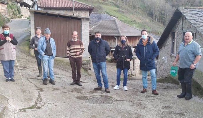 Visita de los diputados y representantes del PP a la zona rural de Cangas del Narcea.