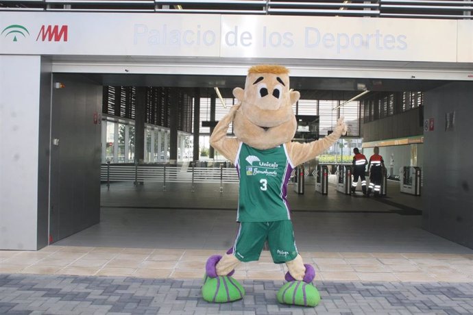 Chicui, mascota del Unicaja Baloncesto, en la boca de Metro de Málaga 'Palacio de los Deportes'