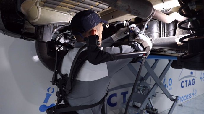 Prueba del uso de exoesqueletos en el Centro Tecnológico de la Automoción de Galicia (CTAG).