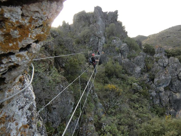 Vía ferrata, turismo naturaleza interior escalada viajeros turista
