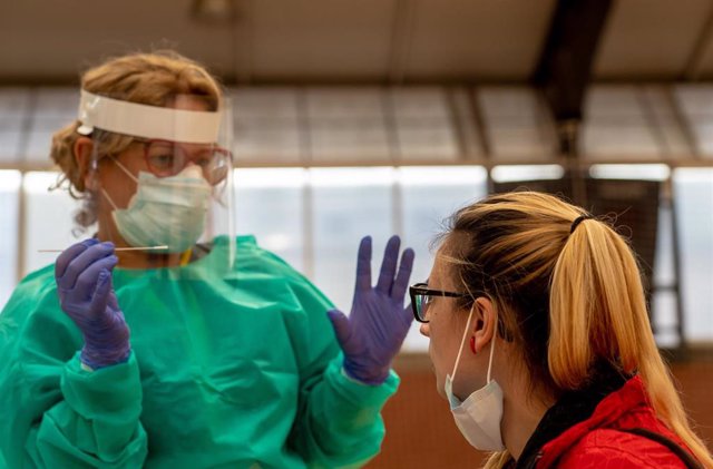 Sanitarios trabajando durante las pruebas de cribado de covid-19 con test de antígenos en el pabellón deportivo de 'El Paraguas'.