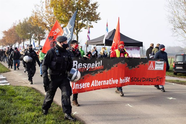 28 November 2020, North Rhine-Westphalia, Kalkar: Demonstrations against the federal party conference of the Alternative for Germany (AfD) hold a banner says "Respect! Our alternative is solidarity" during a protest on a country road. Photo: Marcel Kusc