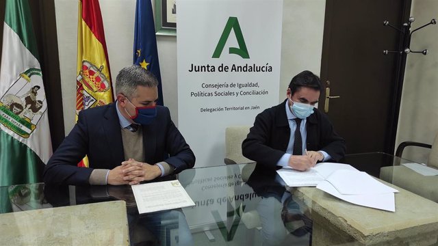  El delegado territorial de Igualdad, Políticas Sociales, Conciliación, Educación y Deporte, Antonio Sutil, en la firma del convenio del Centro de Día Ocupacional para Discapacitados Psíquicos de Porcuna (Jaén)