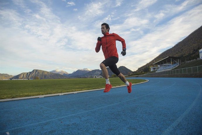 El atleta Kilian Jornet, entrenando en la pista de Mandalen (Noruega) donde afrontará el reto 'Phantasm 24', con el objetivo de correr 24 horas consecutivas