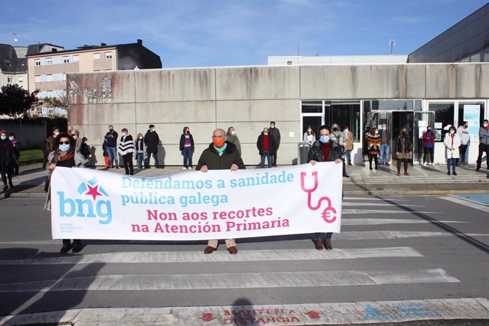 A deputada do BNG Olalla Rodil participa, xunto a membros da formación, nunha concentración fronte ao centro de saúde de Vilalba (Lugo)