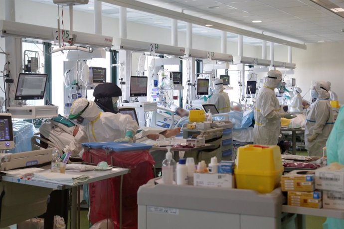 Pacientes con COVID-19 en una UCI en un hospital en Bolonia