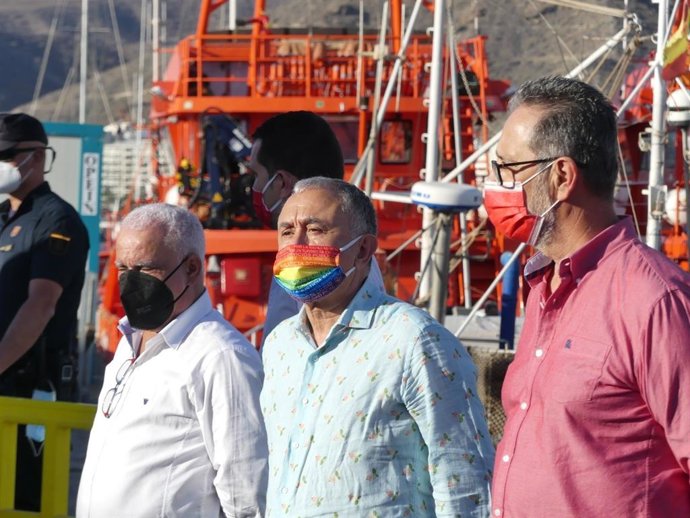 El secretario general de UGT, Pepe Álvarez, junto al nuevo secretario general de UGT en Canarias, Manuel Navarro y el vicesecretario general, Francisco Navarro