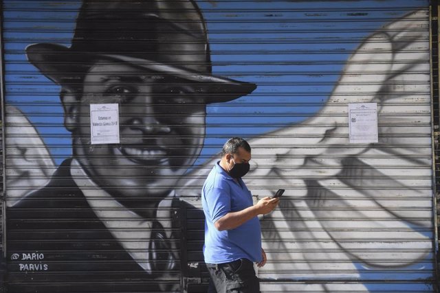Una persiana con una pintada de Carlos Gardel en Buenos Aires, Argentina