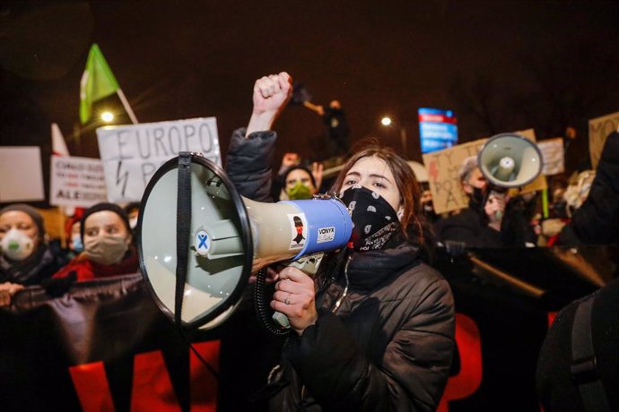 28 November 2020, Poland, Warsaw: Ademonstrator shouts slogans during a demonstration against the tightening of Poland's abortion law. Photo: Grzegorz Banaszak/ZUMA Wire/dpa