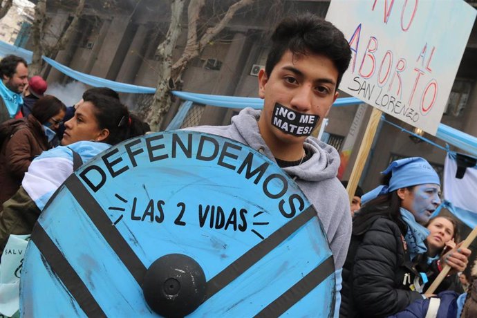 Manifestante en una protesta contra la legalización del aborto en Buenos Aires en una imagen de archivo de 2018.