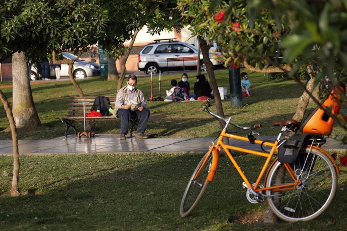 Un hombre con mascarilla en un parque de Lima