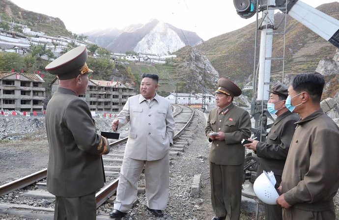 HANDOUT - 14 October 2020, North Korea, Komdok: A photo provided by the North Korean state news agency (KCNA) on 14 October 2020, shows North Korean leader Kim Jong-un (2nd L) visiting the typhoon-ravaged city of Komdok. Photo: -/KCNA/dpa - ATTENTION: e