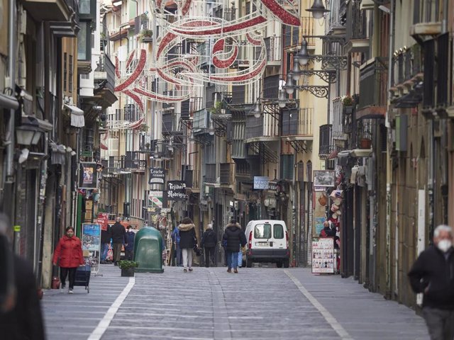Transeuntes pasean por una calle del Casco Antiguo de Pamplona