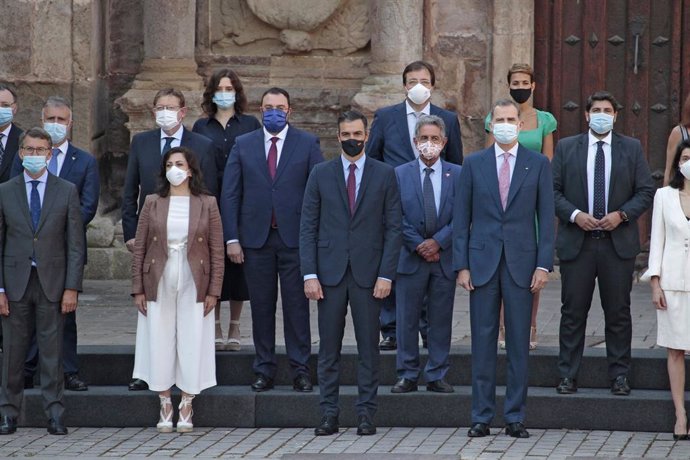 El presidente del Gobierno, Pedro Sánchez (3i); el Rey Felipe VI (4i) en el centro de  la foto de familia de los asistentes a la XXI Conferencia de Presidentes.