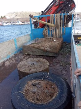 Los tres 'muertos' de fondeo ilegal retirados de la bahía de Fornells (Menorca)