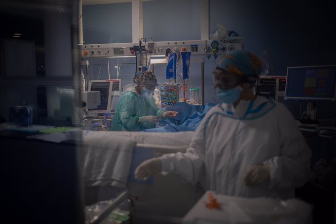 Sanitarios atendiendo a un paciente en una UCI en el Hospital del Mar, en Barcelona, Catalunya (España), a 19 de noviembre de 2020