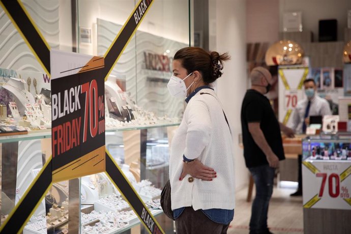 Carteles con descuento anunciando el 'Black Friday' 2020. En Sevilla (Andalucía, España), s 20 de noviembre de 2020.