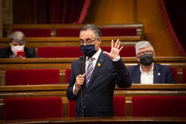 El nuevo conseller catalán de Empresa, Ramón Tremosa, interviene en el pleno del Parlament.