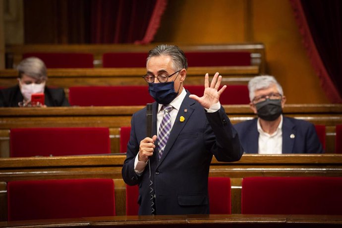El nou conseller catal d'Empresa, Ramón Tremosa, intervé al ple del Parlament.