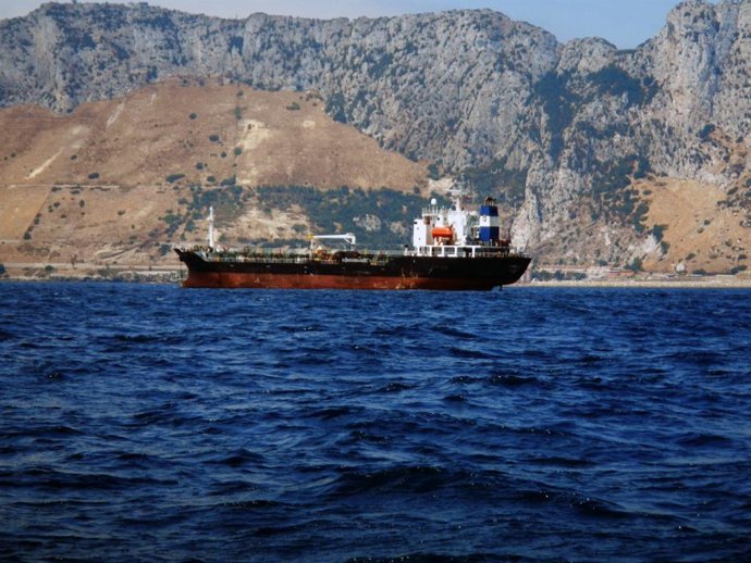 Buque fondeado detrás de Gibraltar