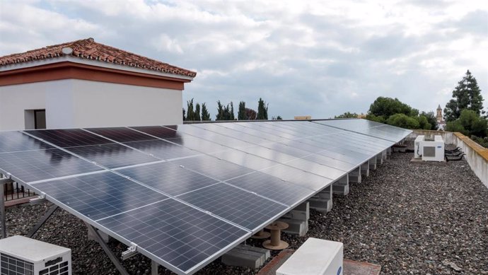Placas fotovoltaicas en un centro cultural de Estepona (Málaga)