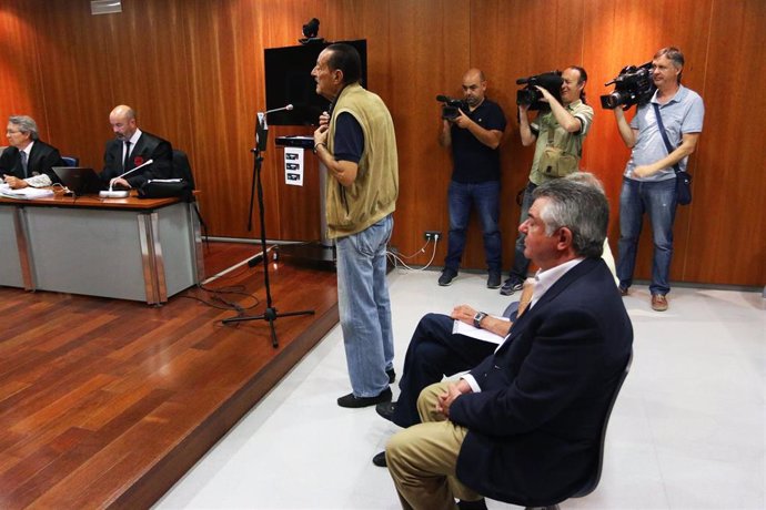 El exalcalde de Marbella Julián Muñoz y Juan Antonio Roca en una imagen de archivo de un juicio