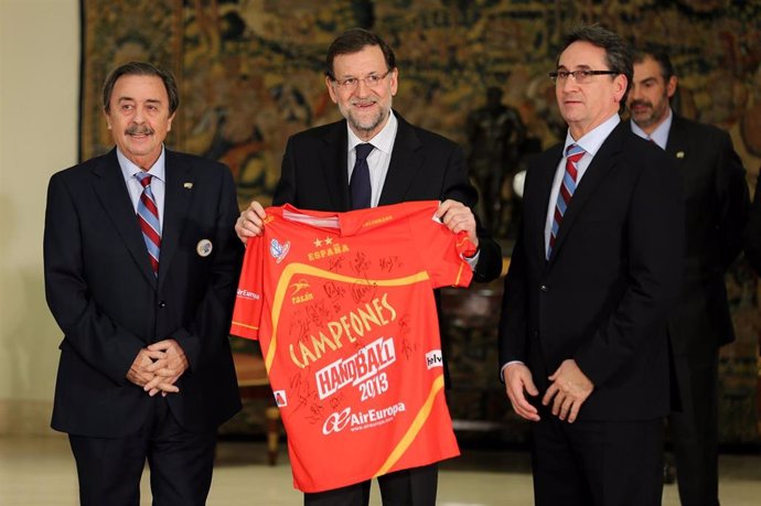  Juan de Dios Román (izda), junto a Mariano Rajoy y Valero Rivera tras la consecución del Mundial de 2013