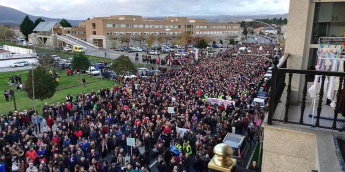 Manifestación en Verín en contra del cierre del paritorio y otros servicios en el Hospital comarcal